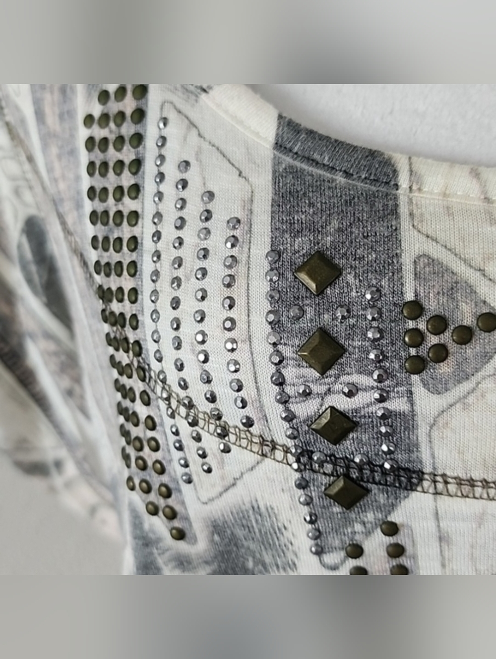 ONE WORLD Asymmetrical Gray and White Blouse - Picture 3 of 14